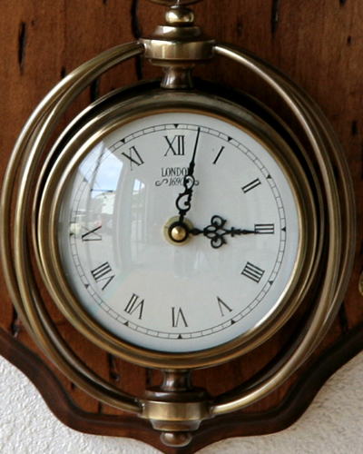 古木を使ったアンティーク調のイタリア製掛け時計(カパーニ社製
