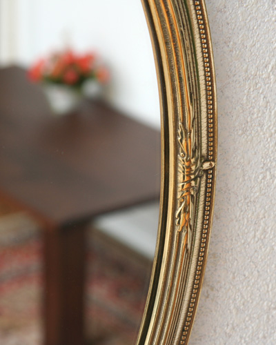 真鍮ゴールドが高級感のある楕円形の壁掛けミラー（イタリア 
