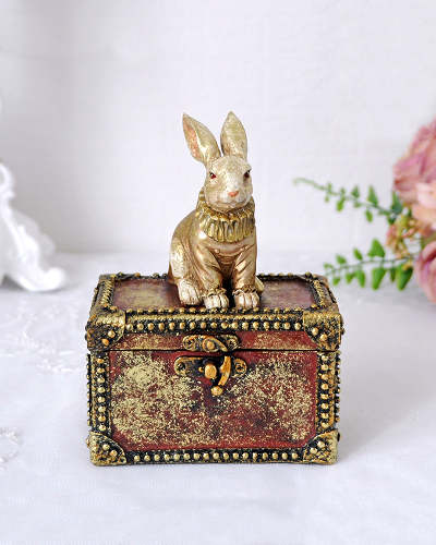 宝箱の上に座ったウサギが可愛いボックス アンティーク調 インテリア小物 輸入家具の専門店 アピタス