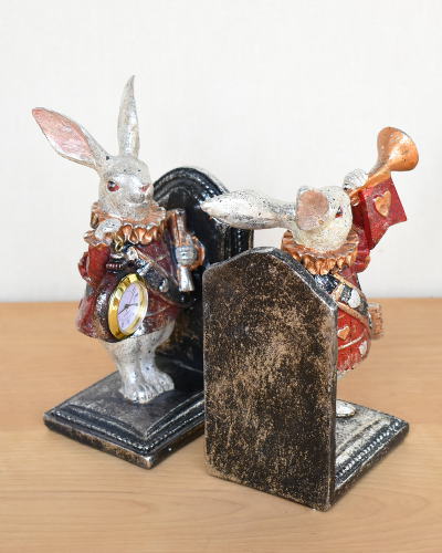 2匹のウサギが可愛いアンティーク調のブックエンド（時計付き